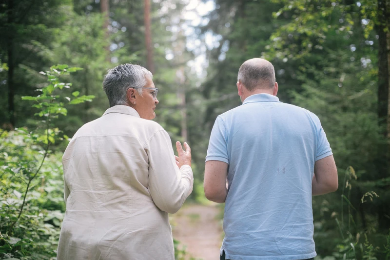 Zwei Personen laufen drau&szlig;en im wald
